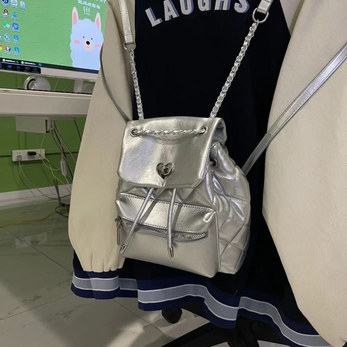 Trendy Cool Silver Backpack Bag Women s Spring Trend Small Fragrance Rhombus Backpack Versatile Shoulder Travel Bag серебряный
Trendy Cool Silver Backpack Bag Women s Spring Trend Small Fragrance Rhombus Backpack Versatile Shoulder Travel Bag серебряный