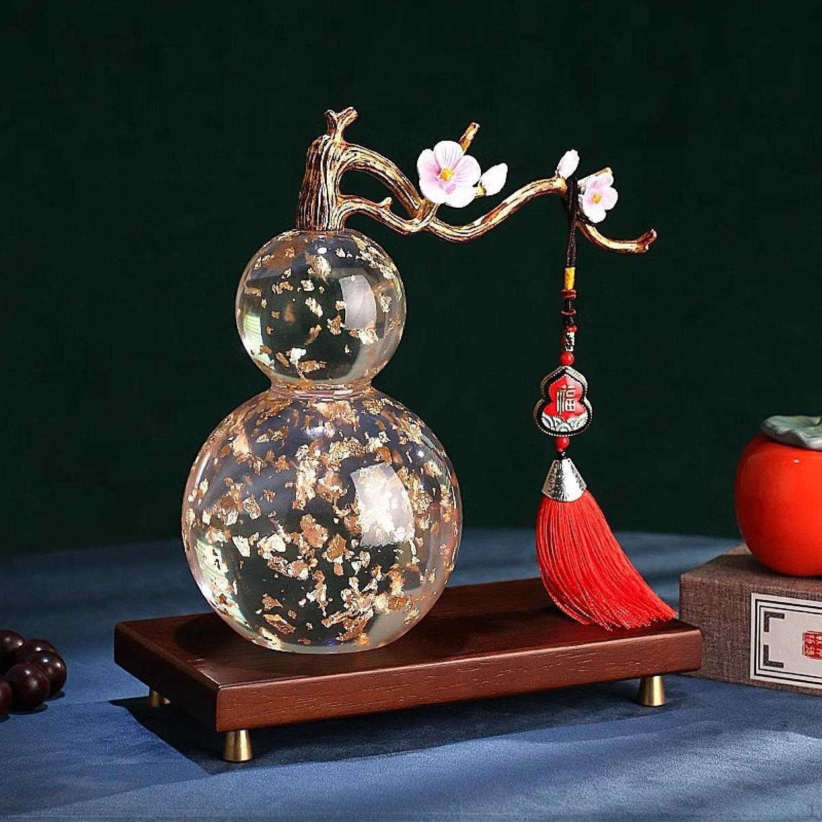 Китайская статуэтка тыквы, скульптура из смолы, наполнение из золотой фольги с деревянной подставкой, украшение фен-шуй Hulu
Китайская статуэтка тыквы, скульптура из смолы, наполнение из золотой фольги с деревянной подставкой, украшение фен-шуй Hulu