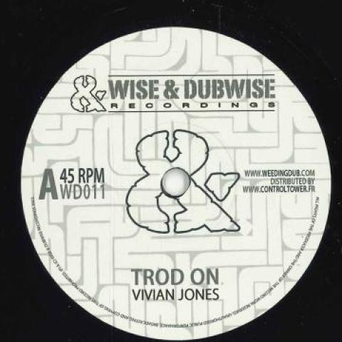 7inch Record VIVIAN JONES / WEEDING DUB - Trod On / Dub On WD011 Wise & Dubwise 2022 France Reggae, Ska & Dub
7inch Record VIVIAN JONES / WEEDING DUB - Trod On / Dub On WD011 Wise & Dubwise 2022 France Reggae, Ska & Dub
