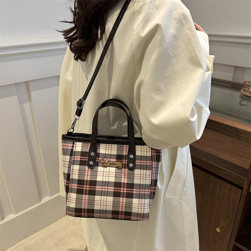 Fashionable and Casual Tote Bag for Women New Style Small and Fresh Contrasting Striped Shoulder Bag Niche Design Crossbody Bag 20*11*19.5
Fashionable and Casual Tote Bag for Women New Style Small and Fresh Contrasting Striped Shoulder Bag Niche Design Crossbody Bag 20*11*19.5