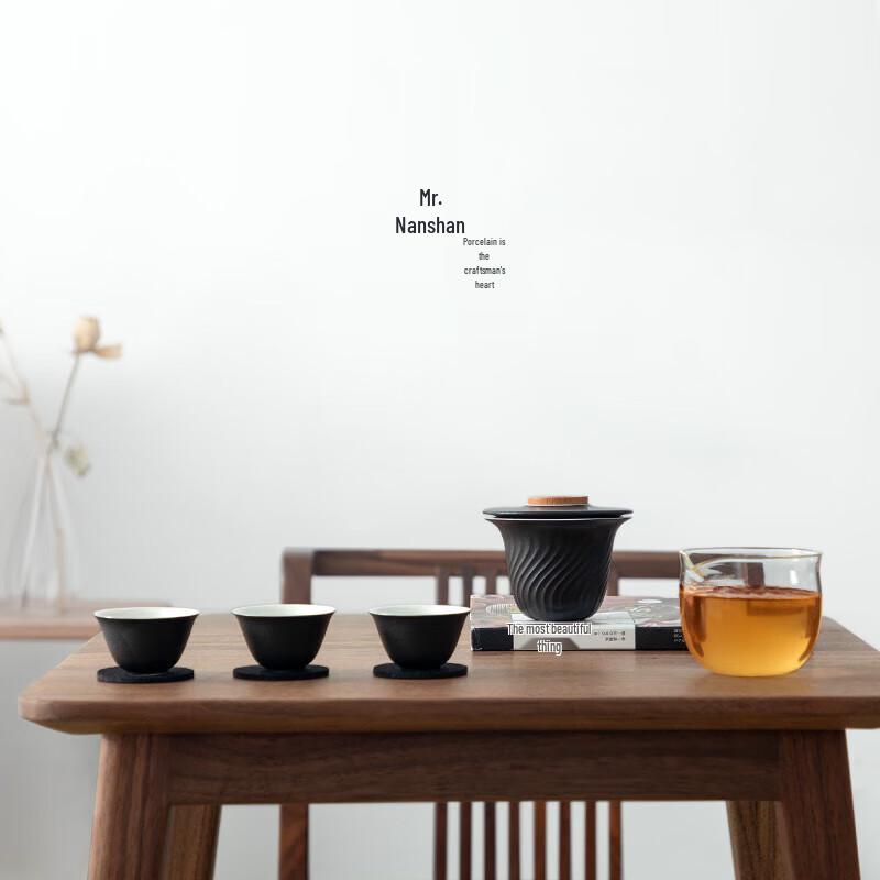 Portable Ceramic Gaiwan Tea Set
Portable Ceramic Gaiwan Tea Set