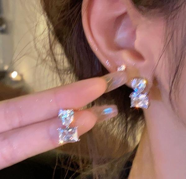 2025 Изысканный нишевый дизайн Простые роскошные серьги для женщин - Универсальные серьги-гвоздики высокого класса
2025 Изысканный нишевый дизайн Простые роскошные серьги для женщин - Универсальные серьги-гвоздики высокого класса