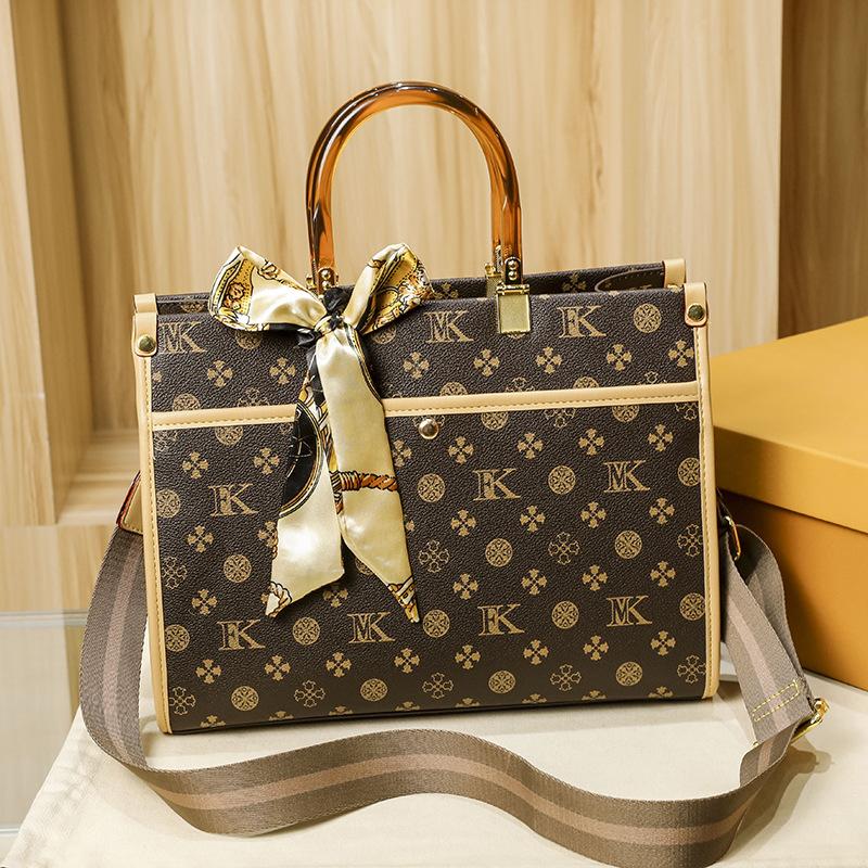 Сумка женская осенне-зимняя новая на плечо большой вместимости сумка-тоут с высоким чувством портативная большая сумка женская универсальная сумка-мессенджер
Сумка женская осенне-зимняя новая на плечо большой вместимости сумка-тоут с высоким чувством портативная большая сумка женская универсальная сумка-мессенджер