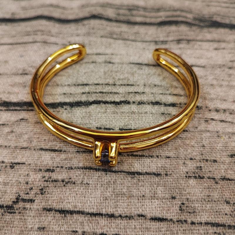 Персонализированный открывающийся бриллиантовый браслет в нишевом дизайне
Персонализированный открывающийся бриллиантовый браслет в нишевом дизайне