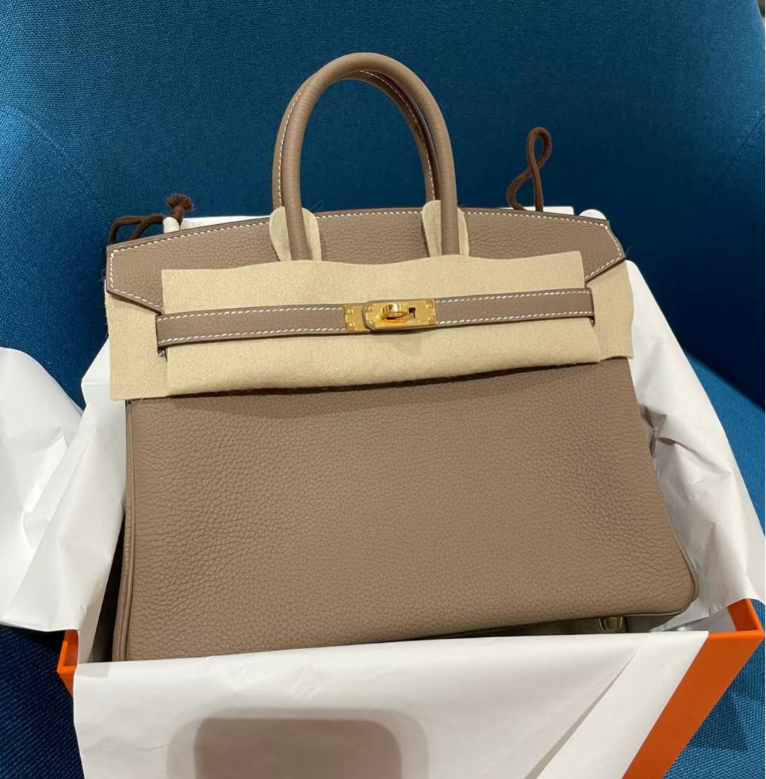 Новая сумка из коровьей кожи с верхним слоем из личи с узором Platinum, женская сумка с узором из крокодиловой кожи, ручная сумка через плечо на одно плечо 35x18x25cm strapless бездна
Новая сумка из коровьей кожи с верхним слоем из личи с узором Platinum, женская сумка с узором из крокодиловой кожи, ручная сумка через плечо на одно плечо 35x18x25cm strapless бездна