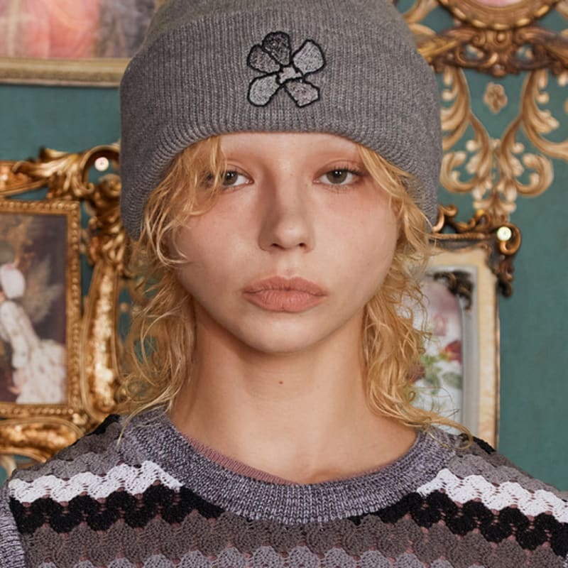 ОДНОТОННАЯ ЦВЕТОЧНАЯ ШАПКА / СЕРАЯ FREE
ОДНОТОННАЯ ЦВЕТОЧНАЯ ШАПКА / СЕРАЯ FREE