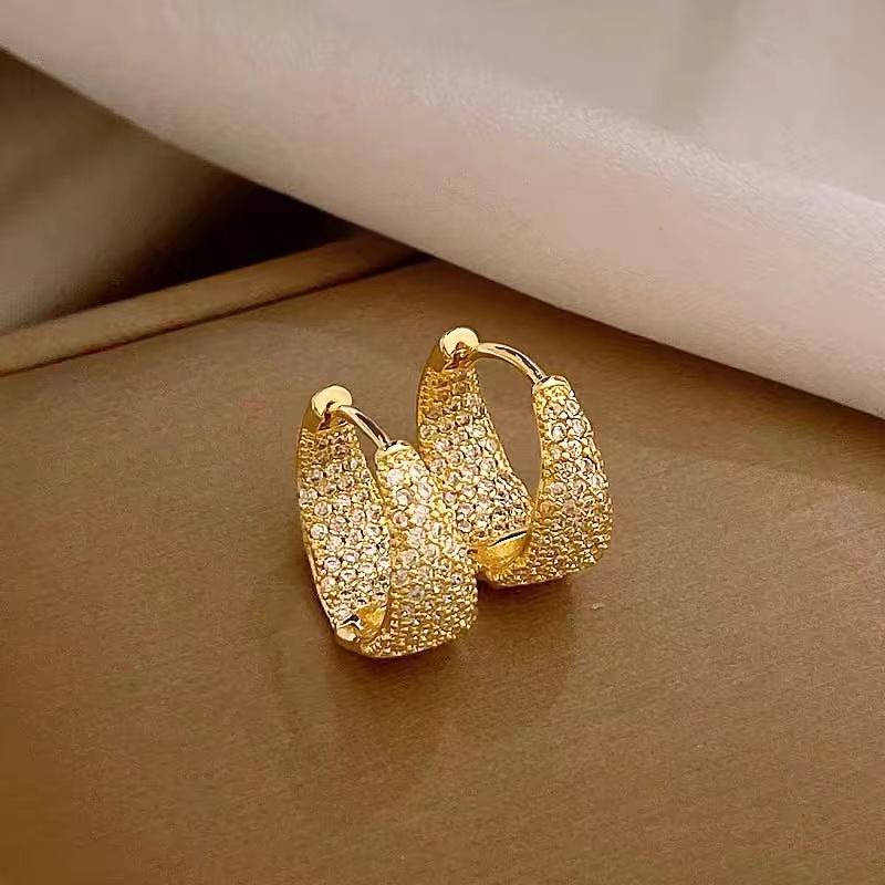 Light Luxury Design With Micro Inlaid Zircon Copper Alloy Gold Color Ear Buckle Earrings For Women s Girls Exquisite Jewelry Set
Light Luxury Design With Micro Inlaid Zircon Copper Alloy Gold Color Ear Buckle Earrings For Women s Girls Exquisite Jewelry Set