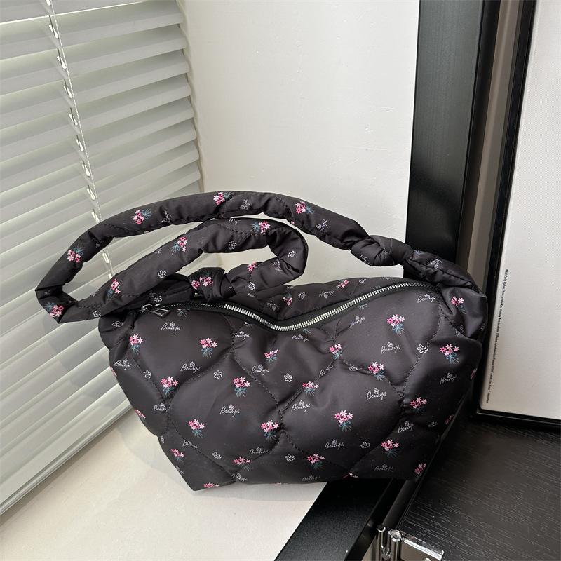 Big bag women s 2025 winter new trendy simple large capacity trendy dumpling bag casual foreign style shoulder bag
Big bag women s 2025 winter new trendy simple large capacity trendy dumpling bag casual foreign style shoulder bag