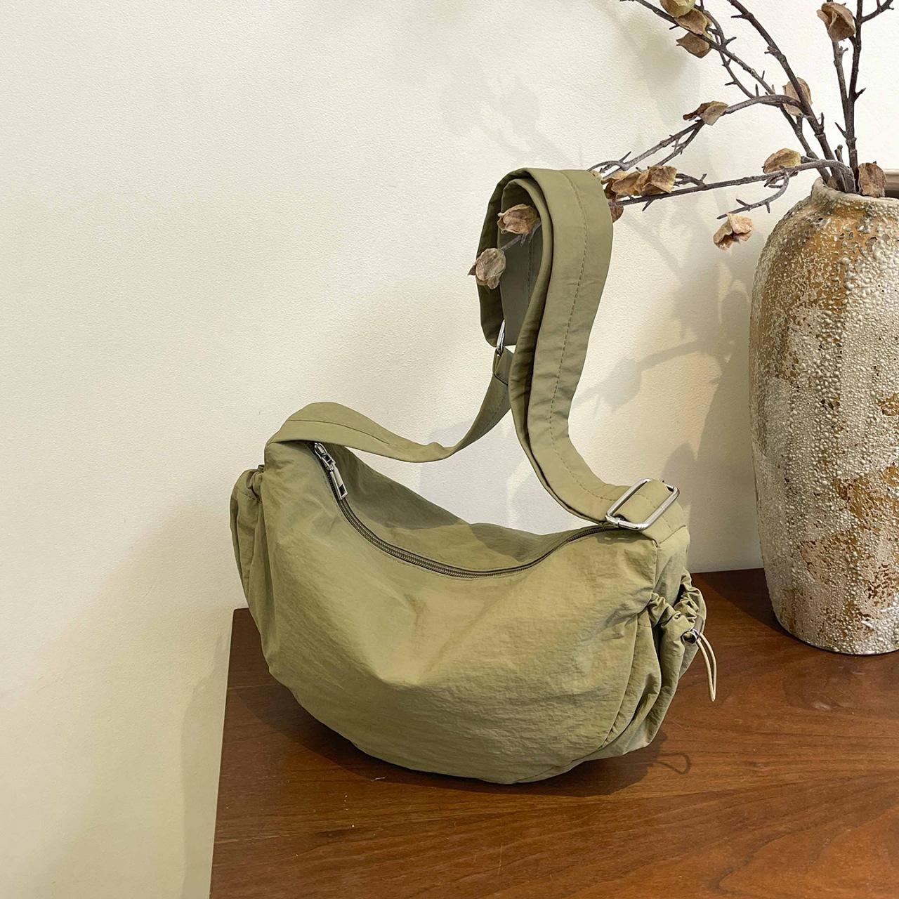 New large-capacity dumpling bag for women, ultra-lightweight crossbody bag, casual waterproof nyl shoulder bag, solid color Ko зелёный
New large-capacity dumpling bag for women, ultra-lightweight crossbody bag, casual waterproof nyl shoulder bag, solid color Ko зелёный