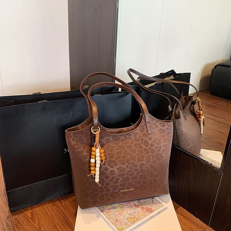 Large capacity tote bag women s new retro oil wax leather commuter bag fashion casual single shoulder armpit
Large capacity tote bag women s new retro oil wax leather commuter bag fashion casual single shoulder armpit