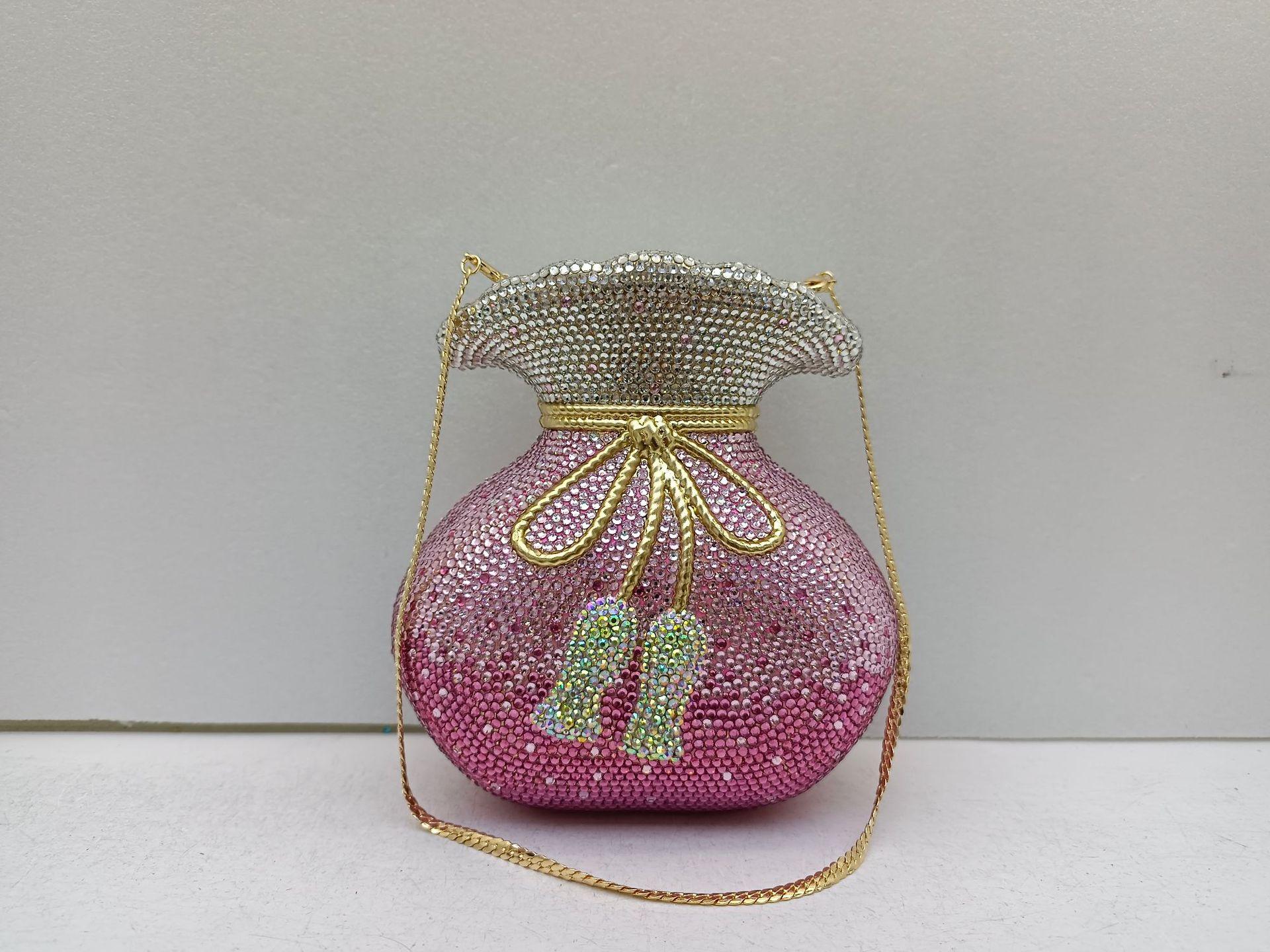 New banquet bag, metal flat-bottomed diamond, dinner bag, small drill full diamond sticker, diamond clutch bag.
New banquet bag, metal flat-bottomed diamond, dinner bag, small drill full diamond sticker, diamond clutch bag.