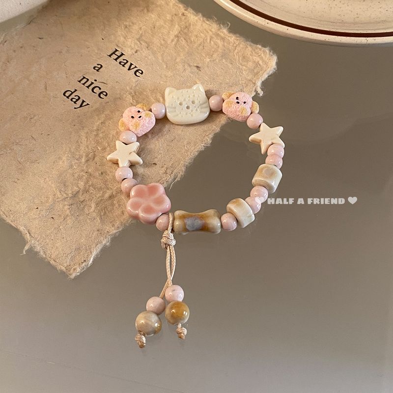 Милый керамический браслет с кошкой-печенькой и щенком, фарфоровыми бусинами-розочками, плетеный, подходящий ко всему, для подруг, парный, студенческий, милый ремешок для ношения Little White Cat
Милый керамический браслет с кошкой-печенькой и щенком, фарфоровыми бусинами-розочками, плетеный, подходящий ко всему, для подруг, парный, студенческий, милый ремешок для ношения Little White Cat