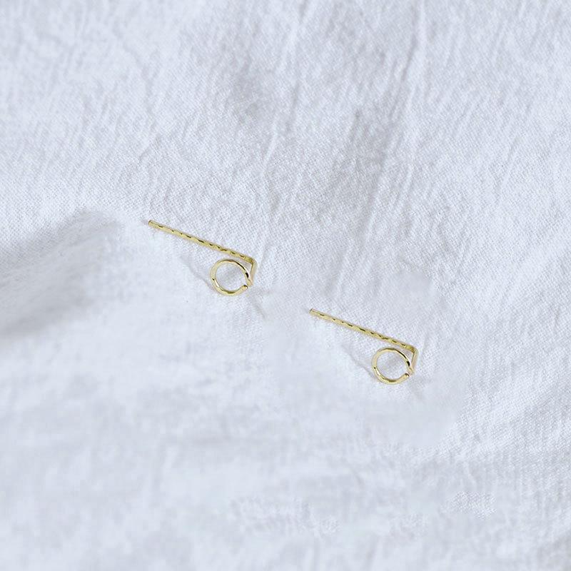 Маленькие круглые серьги и серьги-гвоздики в новом стиле для женского Нового года
Маленькие круглые серьги и серьги-гвоздики в новом стиле для женского Нового года