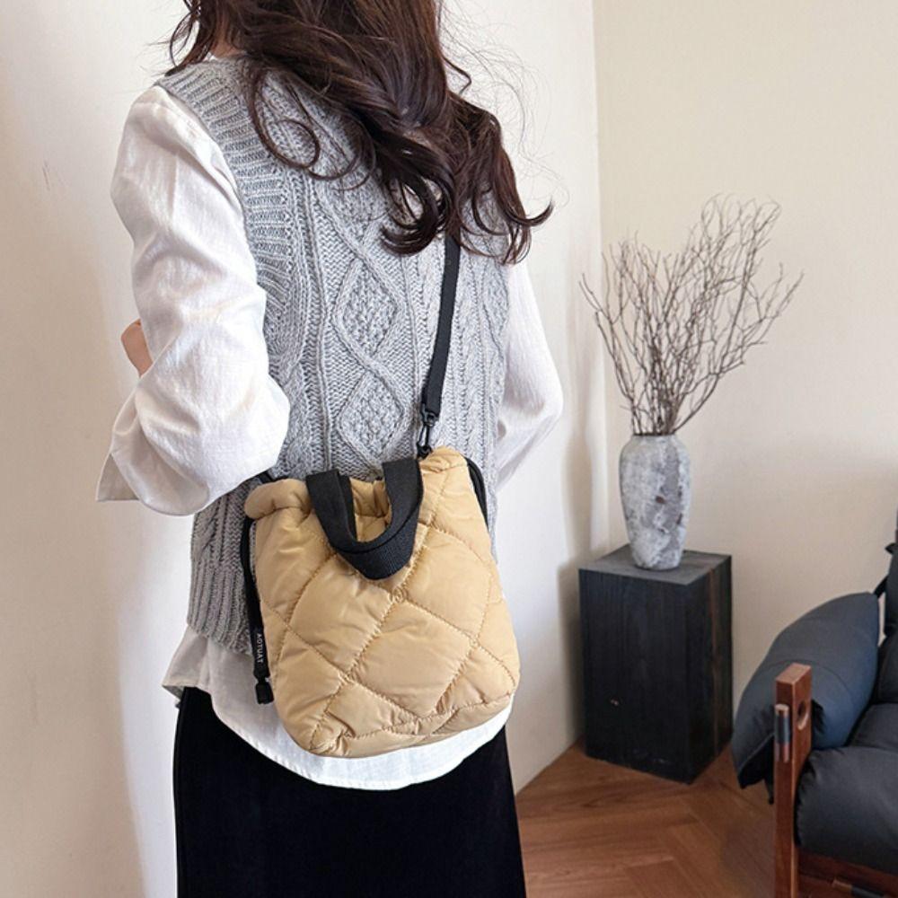 Solid Color Nylon Shoulder Bag Elegant Down Crossbody Bag Simple Drawstring Bucket Bag Coin Purse сірий
Solid Color Nylon Shoulder Bag Elegant Down Crossbody Bag Simple Drawstring Bucket Bag Coin Purse сірий
