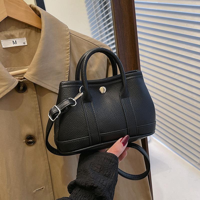 Versatile solid color foreign style cute spring new Kelly bag women s oil wax leather fashion explosion commuter messenger bag чорний
Versatile solid color foreign style cute spring new Kelly bag women s oil wax leather fashion explosion commuter messenger bag чорний