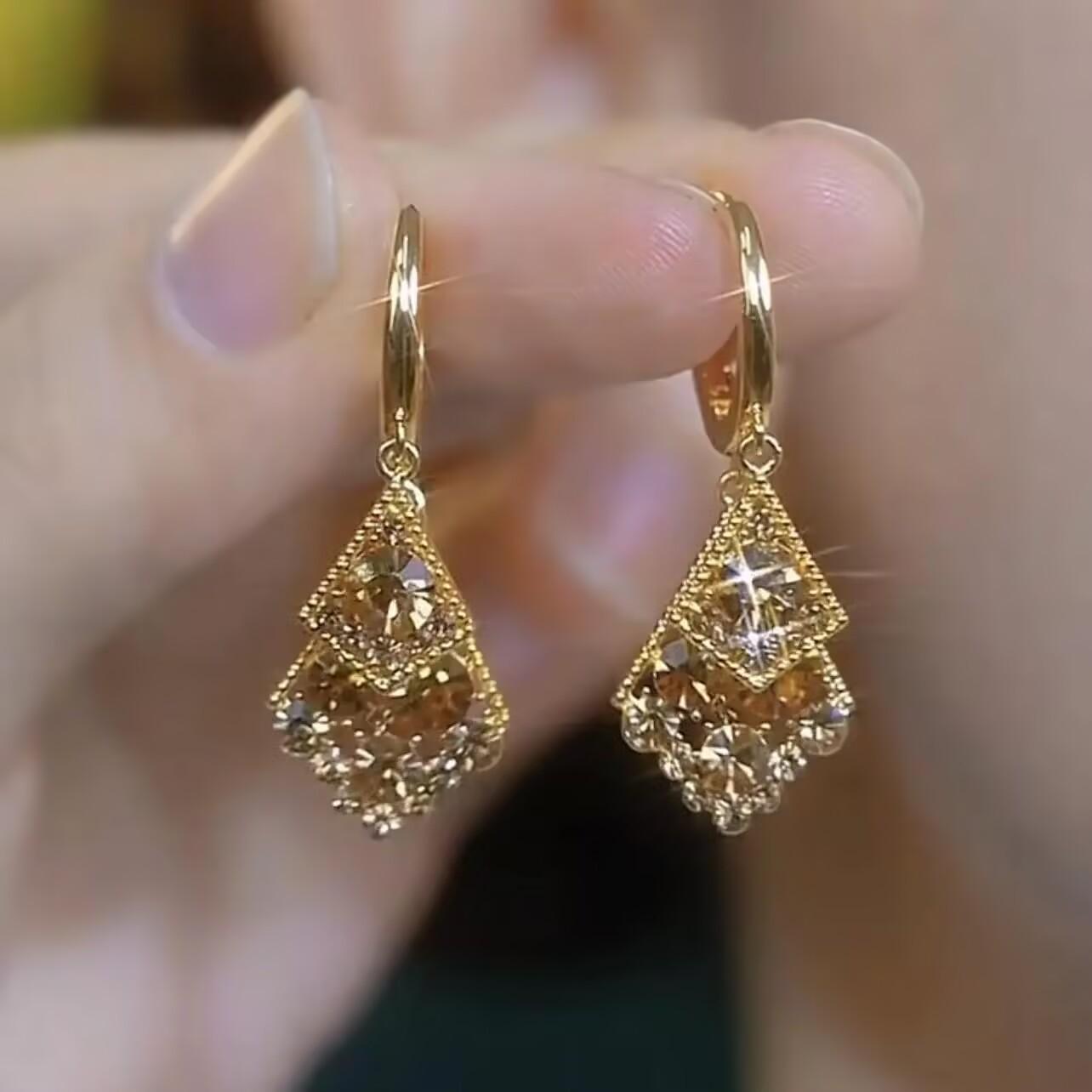 2025 Elegant Champagne Gold Dangle Earrings - Retro French Luxury Ear Cuffs шампанського
2025 Elegant Champagne Gold Dangle Earrings - Retro French Luxury Ear Cuffs шампанського