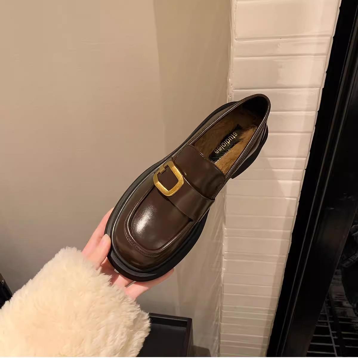 Cowhide version of extravagant gold buckle square round head leather lazy thick heel female autumn 35 чорний
Cowhide version of extravagant gold buckle square round head leather lazy thick heel female autumn 35 чорний