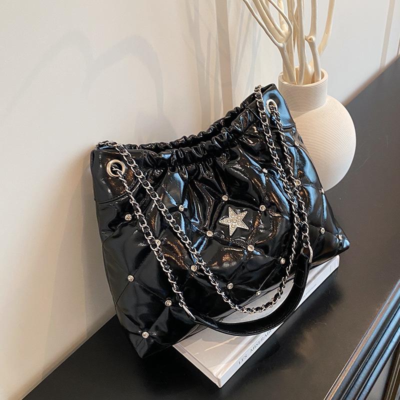 Rhombus chain bag women s new fashionable retro versatile casual large-capacity shoulder messenger bag
Rhombus chain bag women s new fashionable retro versatile casual large-capacity shoulder messenger bag