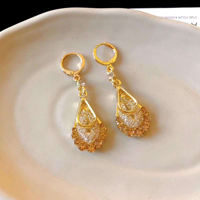 Diamond-encrusted double-layer water drop mesh zircon ear buckle light luxury high-end atmospheric earrings exquisite fashion new earrings women
Diamond-encrusted double-layer water drop mesh zircon ear buckle light luxury high-end atmospheric earrings exquisite fashion new earrings women