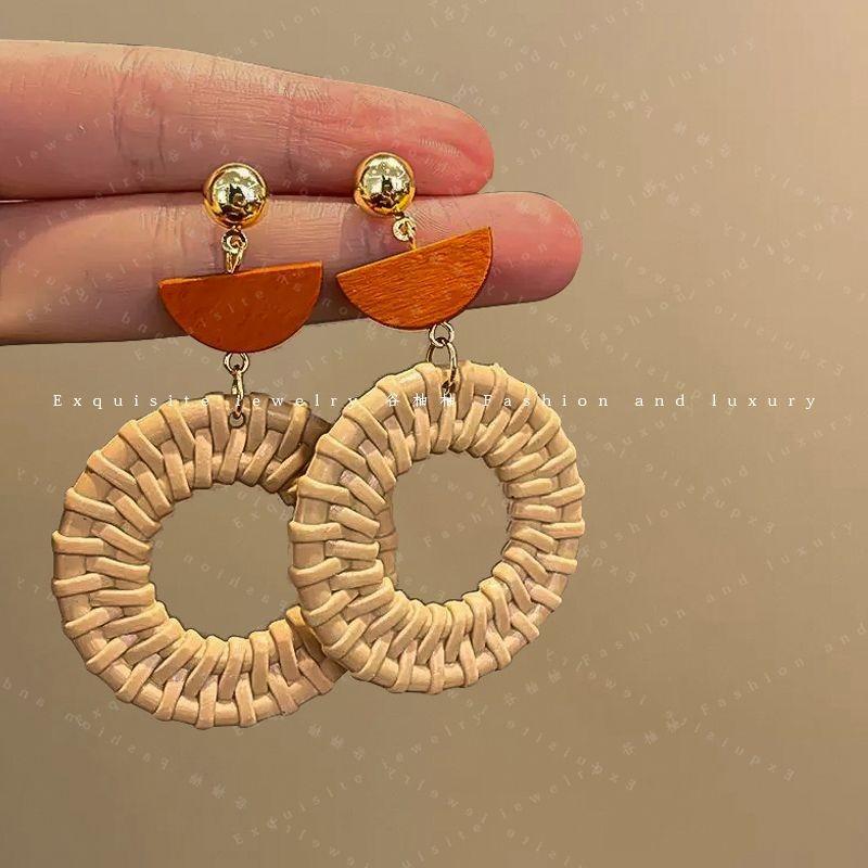 ALIYA exaggerated handmade ретро ротанг рафия геометрические серьги этнический стиль летние пляжные женские серьги с кисточками
ALIYA exaggerated handmade ретро ротанг рафия геометрические серьги этнический стиль летние пляжные женские серьги с кисточками