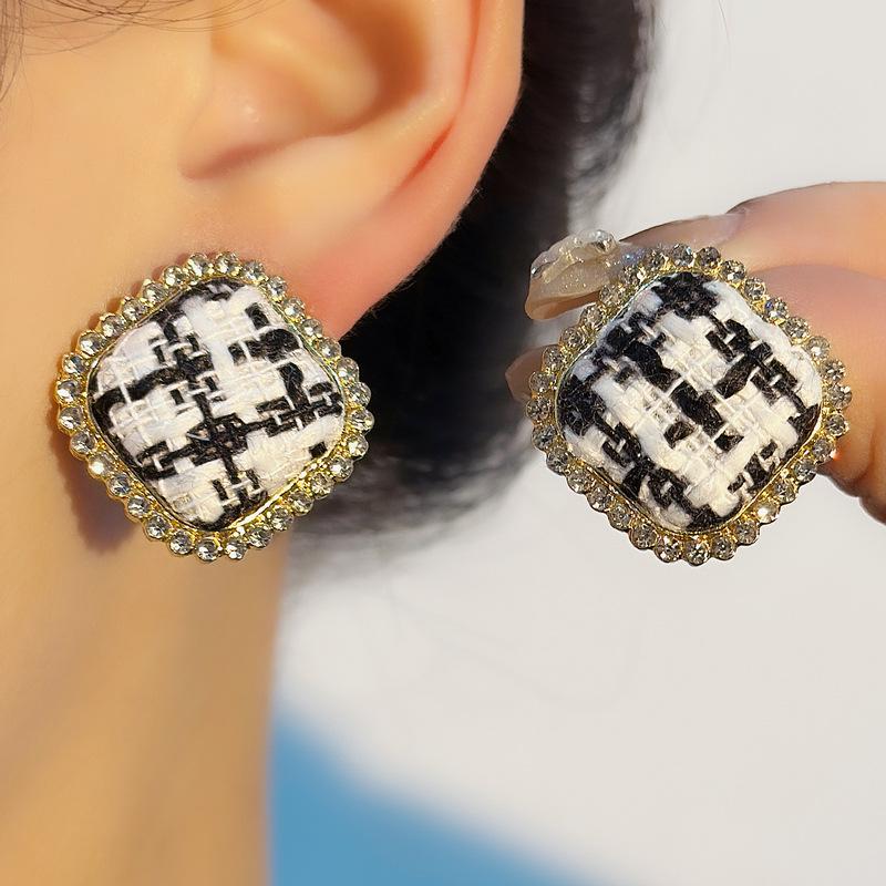925 Silver Needle Korean Flannel Plaid Square Stud Earrings - Autumn/Winter Retro Design чёрный
925 Silver Needle Korean Flannel Plaid Square Stud Earrings - Autumn/Winter Retro Design чёрный