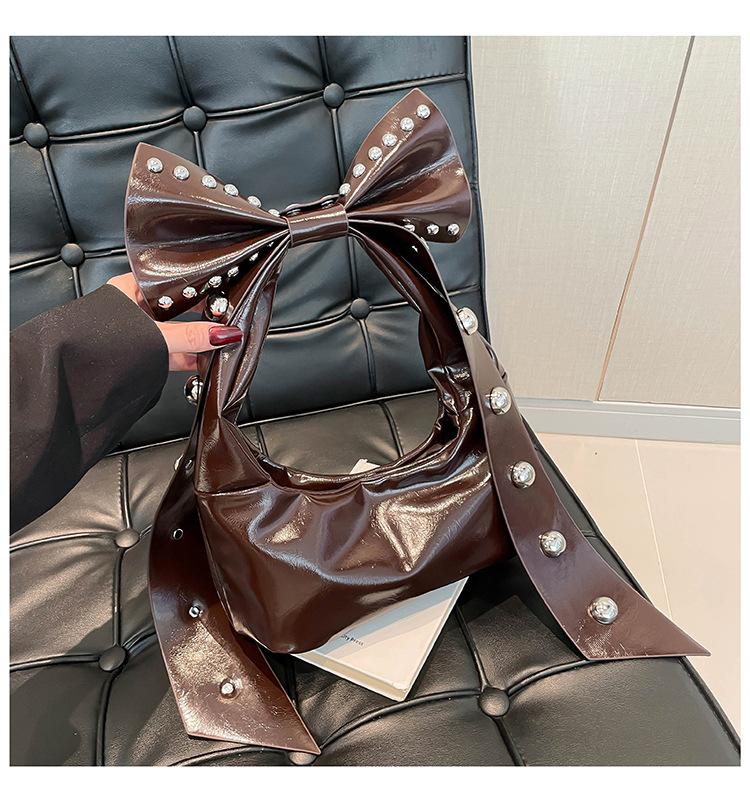 Trendy bow rivet underarm bag women s 2025 new spring fashion versatile foreign style handbag 27.5*9*14
Trendy bow rivet underarm bag women s 2025 new spring fashion versatile foreign style handbag 27.5*9*14