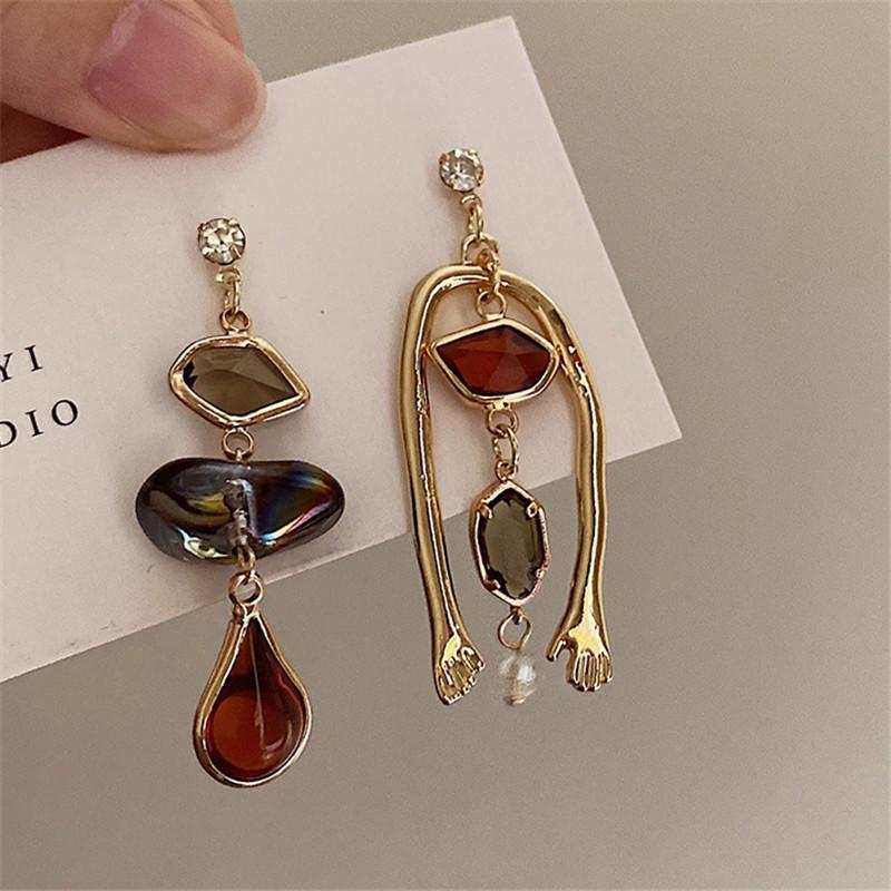 Vintage Abstract Art Style Asymmetric Drop Earrings For Women Personality Humanoid Hand Earrings Party Jewelry
Vintage Abstract Art Style Asymmetric Drop Earrings For Women Personality Humanoid Hand Earrings Party Jewelry