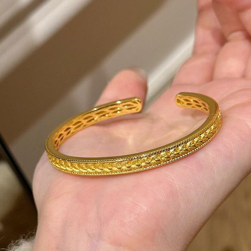 New in antique gold craftsm dazzling wheat brushed bangles for women fashion High quality design Bracelet banquet jewelry золотой
New in antique gold craftsm dazzling wheat brushed bangles for women fashion High quality design Bracelet banquet jewelry золотой