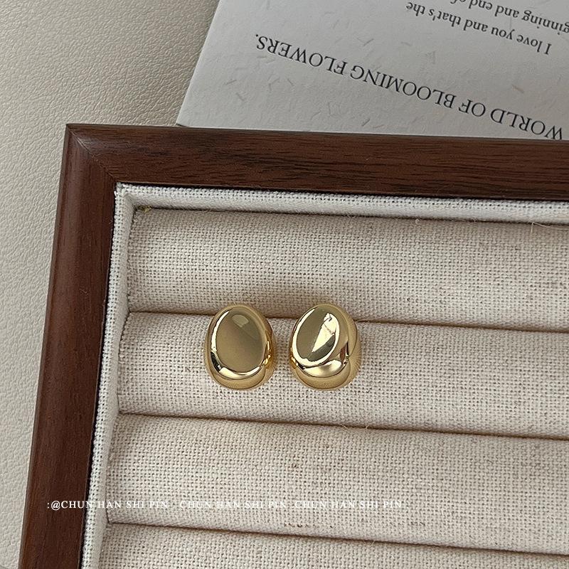 New Golden Bean Mosquito Coil Disc Ear Clips Premium French Earrings Women s Niche Design Delicate Earrings No Ears Pierced
New Golden Bean Mosquito Coil Disc Ear Clips Premium French Earrings Women s Niche Design Delicate Earrings No Ears Pierced