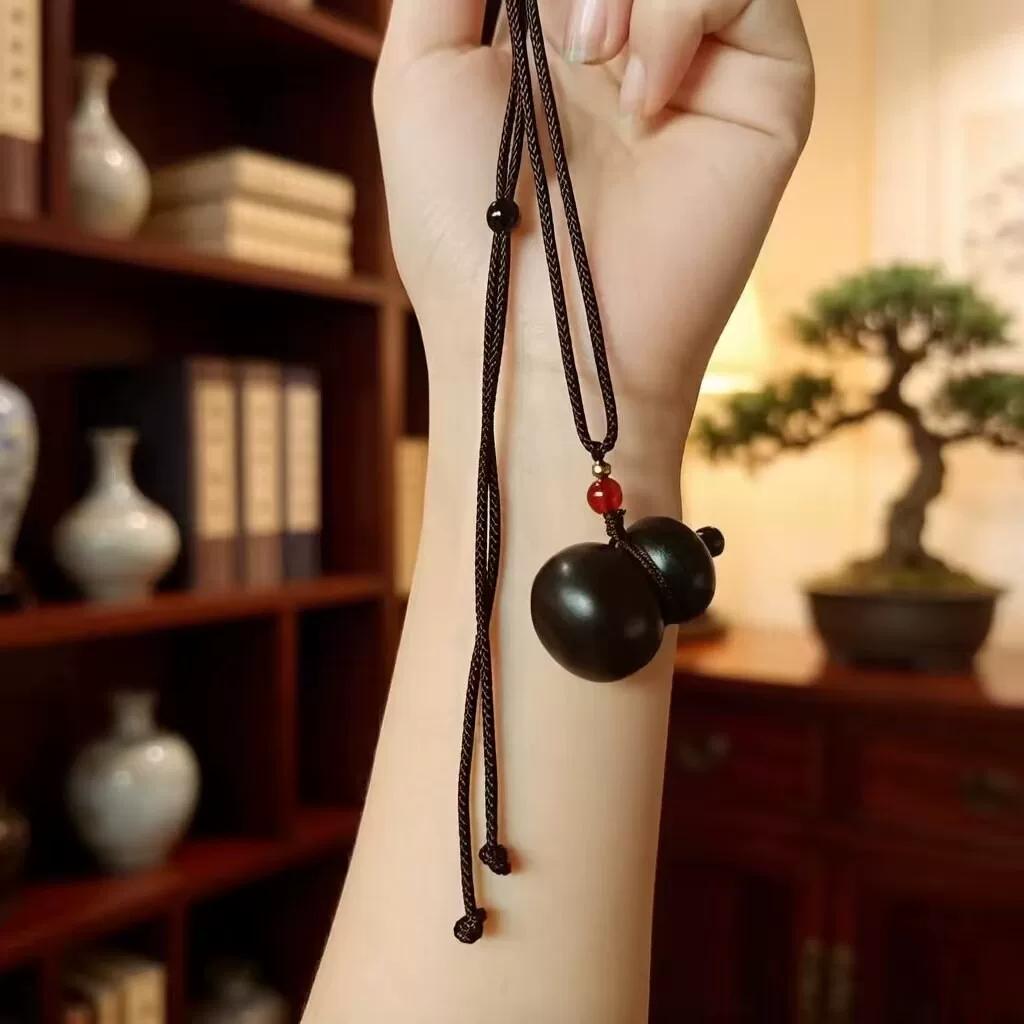 Natural cliff cypress wood carving, gourd-shaped mobile phone chain, keychain pendant Chinese Wood Carving Wood Statue Ornament Hand Carved Wood
Natural cliff cypress wood carving, gourd-shaped mobile phone chain, keychain pendant Chinese Wood Carving Wood Statue Ornament Hand Carved Wood