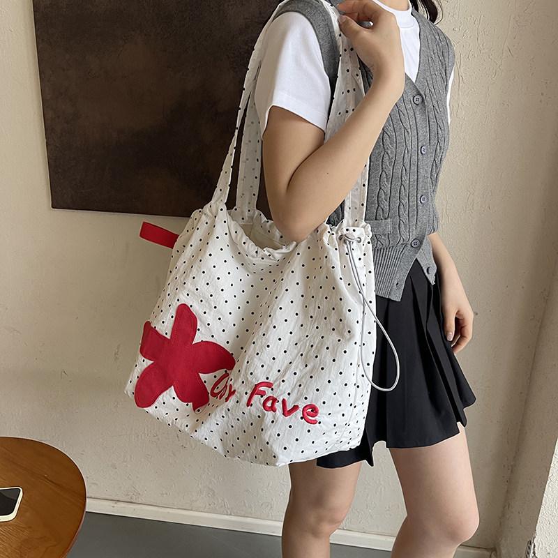 Korean-style polka dot shoulder bag with floral embroidery, lightweight, casual, versatile nyl tote bag for girls білий
Korean-style polka dot shoulder bag with floral embroidery, lightweight, casual, versatile nyl tote bag for girls білий