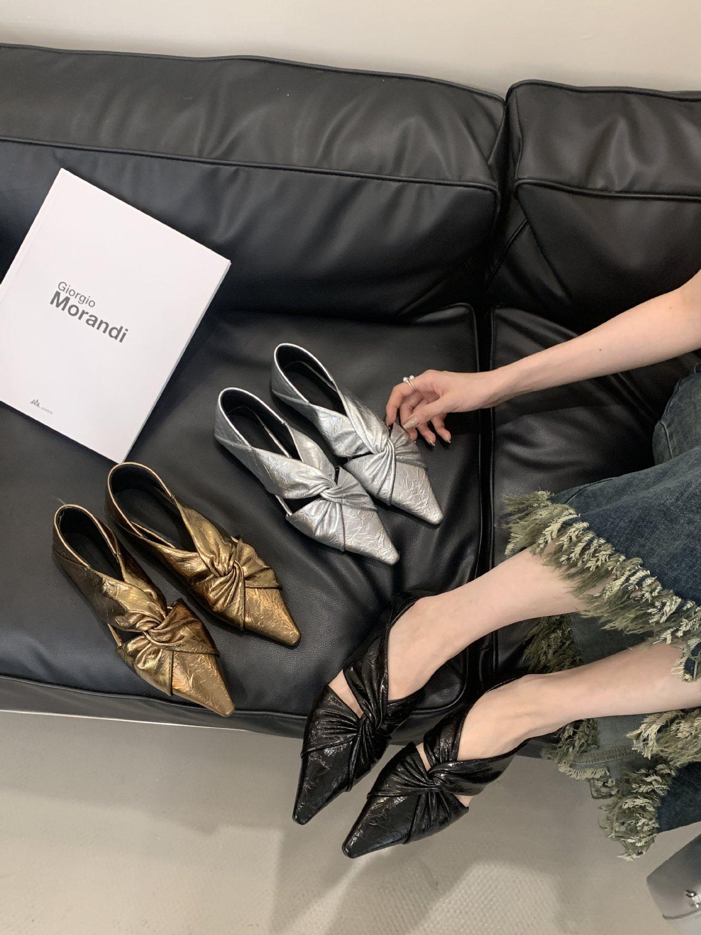 Pointed French pleated hollow wedge heel women s shoes commuting cross kink temperament shallow mouth single shoes huge soft light luxury 40 золотий
Pointed French pleated hollow wedge heel women s shoes commuting cross kink temperament shallow mouth single shoes huge soft light luxury 40 золотий