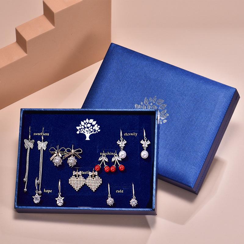 Набір сережок-пусетів зі стерлінгового срібла 925 проби - Дизайн з китицями та бантиками, Ідеальний подарунок на день народження або Різдво для дівчаток 925 Sterling Silver
Набір сережок-пусетів зі стерлінгового срібла 925 проби - Дизайн з китицями та бантиками, Ідеальний подарунок на день народження або Різдво для дівчаток 925 Sterling Silver