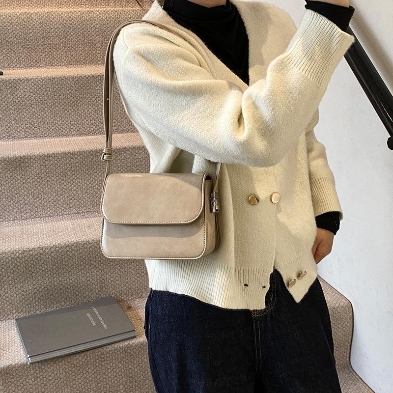 Retro simple small bag women s 2025 new shoulder armpit bag fashionable commuter messenger small square bag 19*5.5*15 хакі
Retro simple small bag women s 2025 new shoulder armpit bag fashionable commuter messenger small square bag 19*5.5*15 хакі
