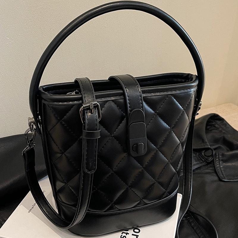 Женская сумка 2024 года, новая сумка-мессенджер, осенне-зимняя сумка-ведро, нишевый дизайн, высококачественная женская сумка через плечо, портативная сумка с бриллиантами чёрный
Женская сумка 2024 года, новая сумка-мессенджер, осенне-зимняя сумка-ведро, нишевый дизайн, высококачественная женская сумка через плечо, портативная сумка с бриллиантами чёрный