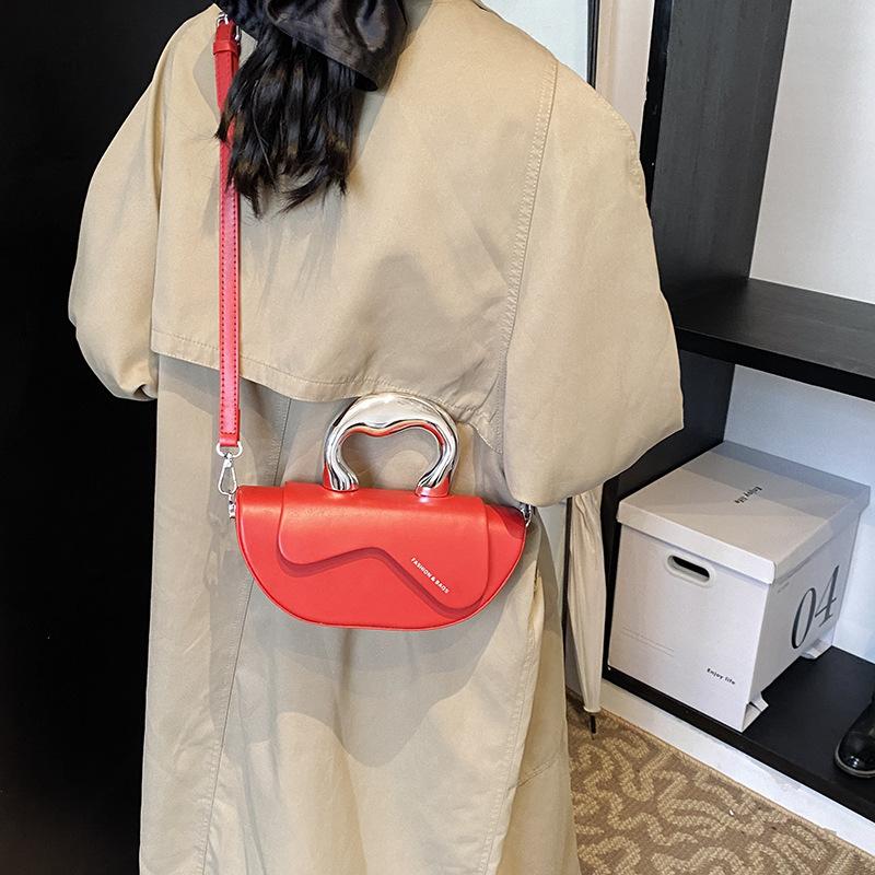 Premium texture niche saddle bag women s new fashion versatile messenger bag handbag красный
Premium texture niche saddle bag women s new fashion versatile messenger bag handbag красный