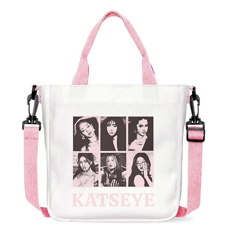 Casual Outdoor Organizer KATSEYE Printed Crossbody Bag Canvas Shoulder Bags 23 x 23 x 5CM
Casual Outdoor Organizer KATSEYE Printed Crossbody Bag Canvas Shoulder Bags 23 x 23 x 5CM