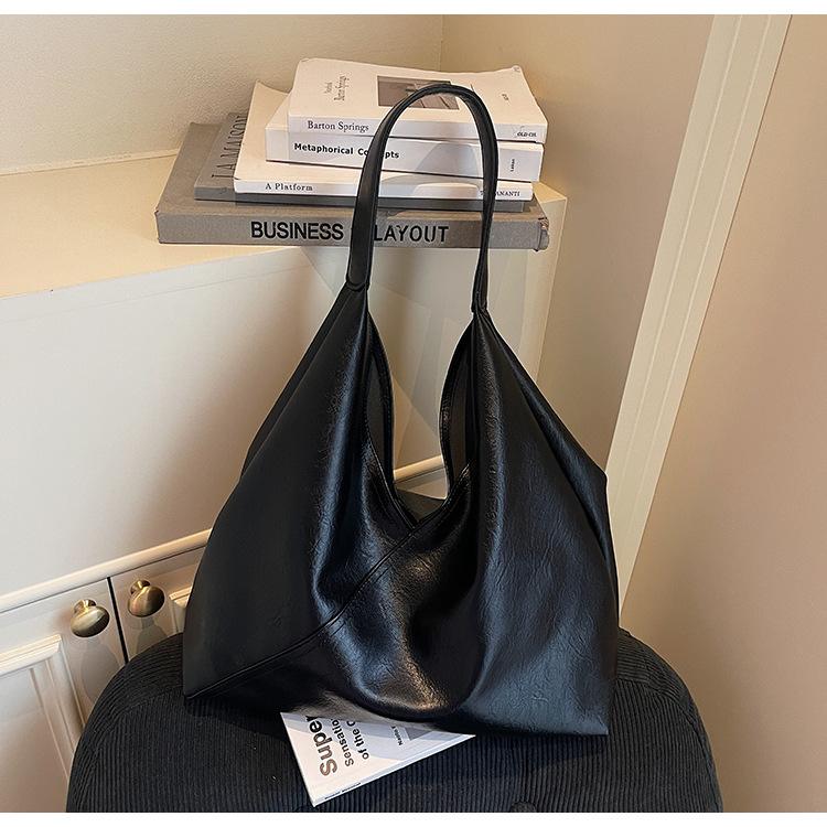 Soft-faced retro large-capacity bag women s 2025 new autumn and winter foreign style versatile single shoulder underarm bag commuter tote bag
Soft-faced retro large-capacity bag women s 2025 new autumn and winter foreign style versatile single shoulder underarm bag commuter tote bag