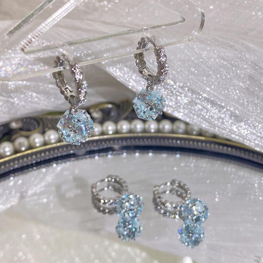 Zircon ball pendant earrings temperament light luxury high sense ear buckle niche fashion versatile simple earrings women
Zircon ball pendant earrings temperament light luxury high sense ear buckle niche fashion versatile simple earrings women