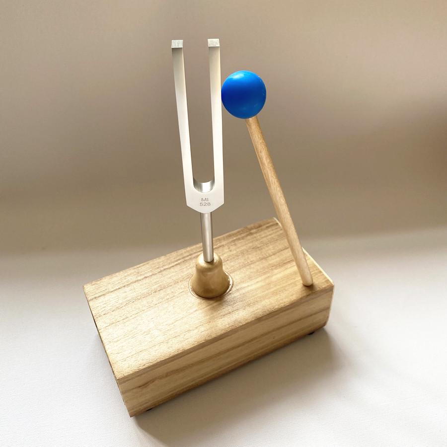 Aluminum Alloy 528Hz Yoga Tuning Fork with Wooden Resonator 528Hz Tuning Fork with Blue Mallet
Aluminum Alloy 528Hz Yoga Tuning Fork with Wooden Resonator 528Hz Tuning Fork with Blue Mallet