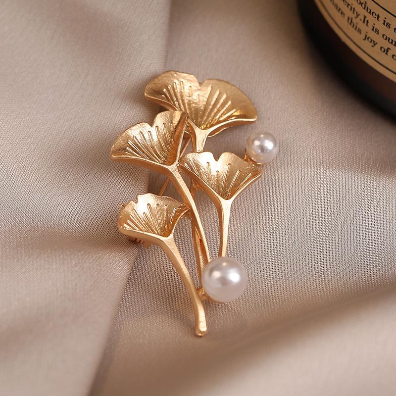 Брошь гинкго билоба, защита от света, ощущение высокого класса, легкая роскошь, высококлассная женская брошь для пальто, модная булавка из сплава с жемчугом
Брошь гинкго билоба, защита от света, ощущение высокого класса, легкая роскошь, высококлассная женская брошь для пальто, модная булавка из сплава с жемчугом