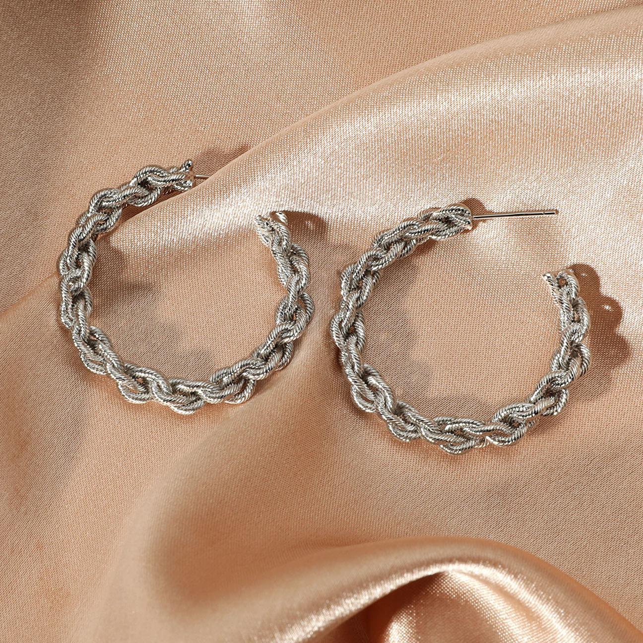 Ретро французские серьги-пусеты в гонконгском стиле с С-образной закруткой, простые и универсальные повседневные серьги для поездок на работу, нишевые серьги с дизайнерским смыслом
Ретро французские серьги-пусеты в гонконгском стиле с С-образной закруткой, простые и универсальные повседневные серьги для поездок на работу, нишевые серьги с дизайнерским смыслом