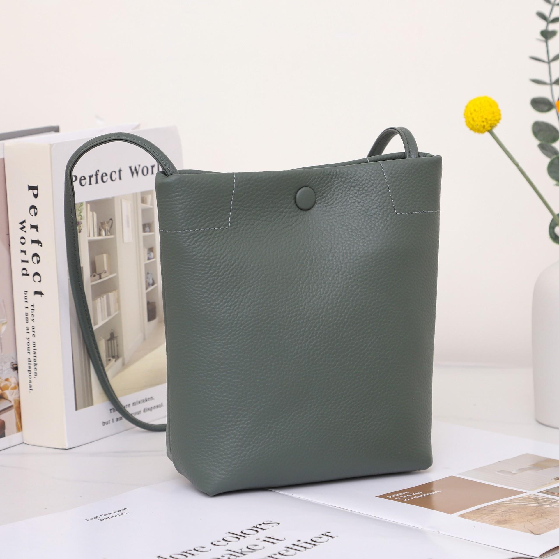 Mini leather small bag, simple bucket bag, first layer cowhide shoulder bag, Korean version soft leather messenger bag, pure leather small square bag. зелений
Mini leather small bag, simple bucket bag, first layer cowhide shoulder bag, Korean version soft leather messenger bag, pure leather small square bag. зелений
