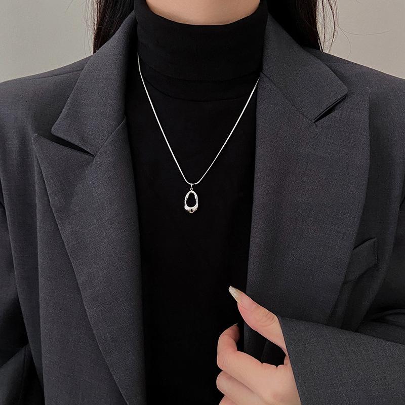 Titanium steel hollow oval necklace cold wind temperament sweater chain personality versatile design sense item decoration women
Titanium steel hollow oval necklace cold wind temperament sweater chain personality versatile design sense item decoration women