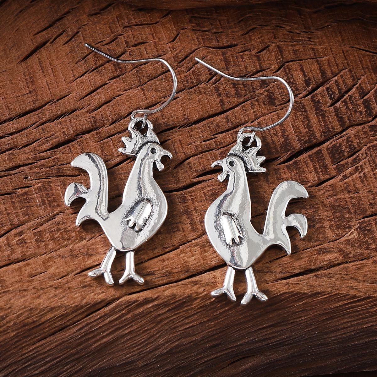 New Retro Large Rooster Pendant Earrings Simple Versatile Ear Jewelry for Women срібний
New Retro Large Rooster Pendant Earrings Simple Versatile Ear Jewelry for Women срібний