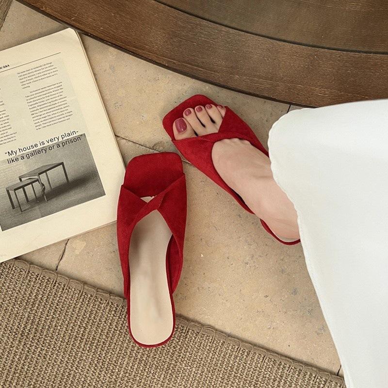 Thick heel red one-word slippers women wear new simple square head medium heel casual beach cool slippers 35
Thick heel red one-word slippers women wear new simple square head medium heel casual beach cool slippers 35