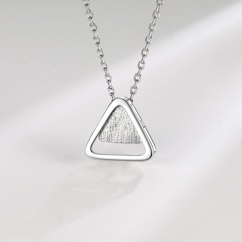 A Light and Luxurious Triangular Necklace for Women with A Minimalist and Aloof Temperament, A High-end Sense of Girlfriends Collarbone Chain
A Light and Luxurious Triangular Necklace for Women with A Minimalist and Aloof Temperament, A High-end Sense of Girlfriends Collarbone Chain
