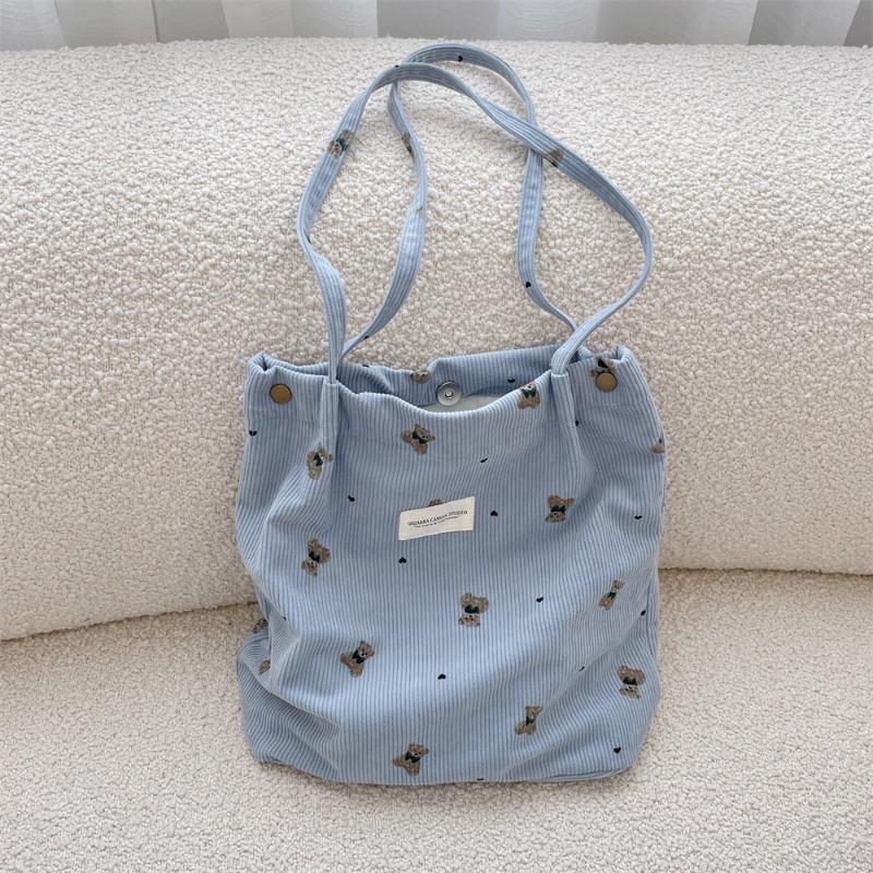Copyright model, corduroy cartoon printed bear large-capacity portable shoulder bag, student armpit bag for class світло-синій колір
Copyright model, corduroy cartoon printed bear large-capacity portable shoulder bag, student armpit bag for class світло-синій колір