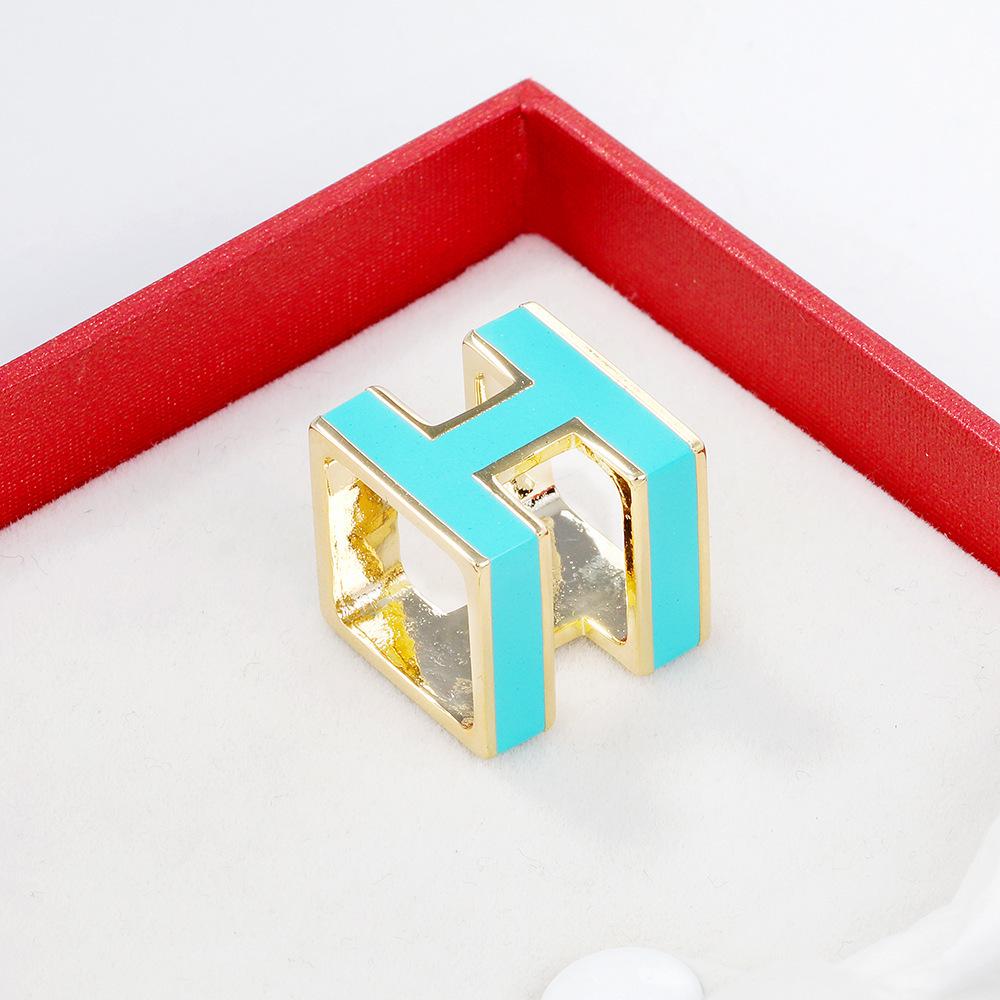 Rose Gold Enamel Openwork Letter Scarf Buckle with Non-Slip Multifunctional Design
Rose Gold Enamel Openwork Letter Scarf Buckle with Non-Slip Multifunctional Design