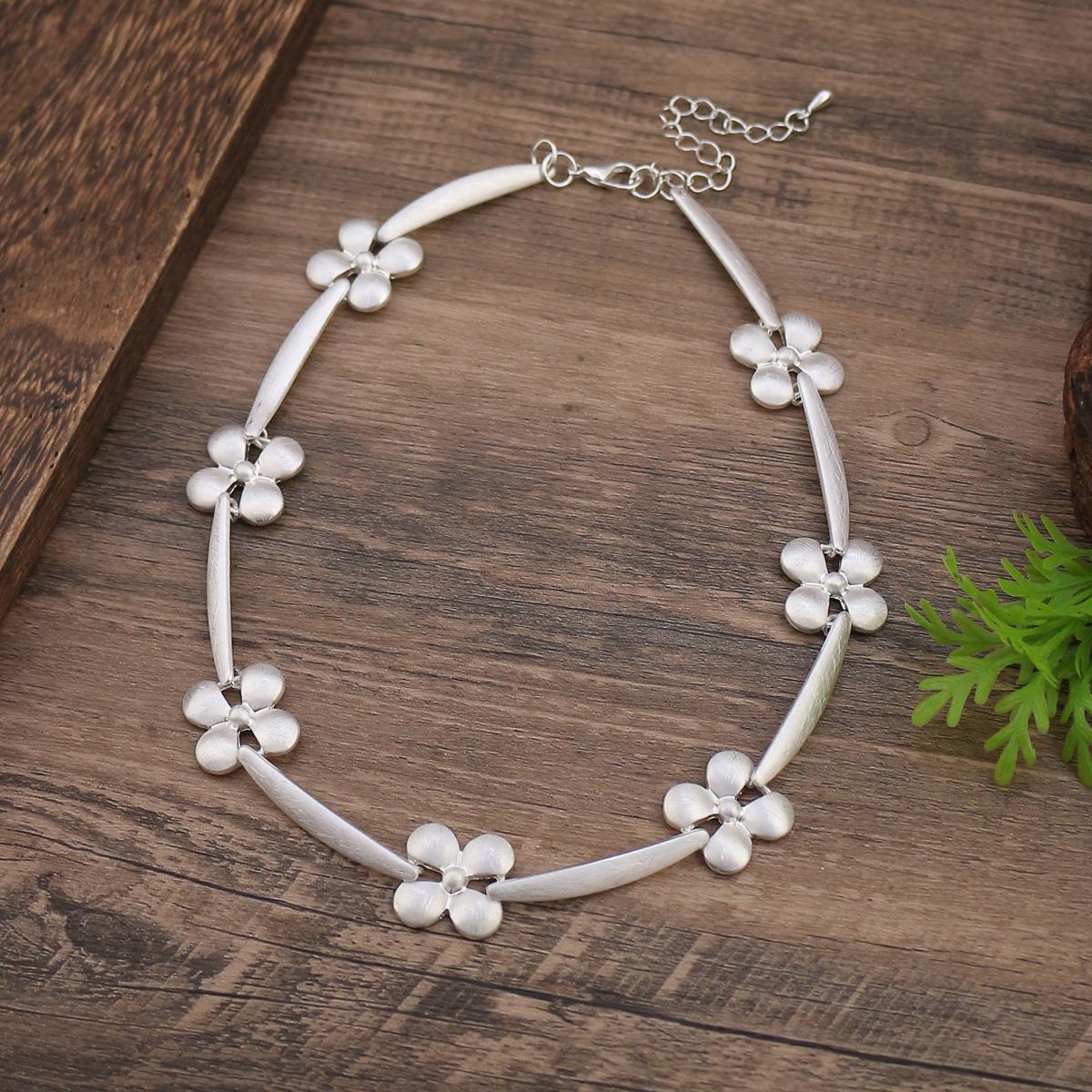 New brushed silver four-leaf clover necklace, women s simple and high-end four-leaf clover versatile neck chain
New brushed silver four-leaf clover necklace, women s simple and high-end four-leaf clover versatile neck chain